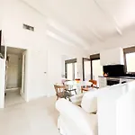 Eucalyptus 2019 Top Floor Two-Balconies Beachfront Apartment *