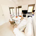 公寓 Zen Circle Floor Beachfront Gem *